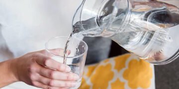 Не 1,5 літра: нутриціологиня пояснила, скільки пити води на день, як зберігати та чому тепла краща за холодну