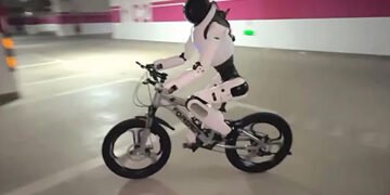 Сам крутить педалі: китайці навчили робота кататися на велосипеді. ВІДЕО