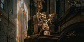 “Не починайте війни з братами вашими”: в РФ священника заарештували за фото 11-річної давності з прапором України