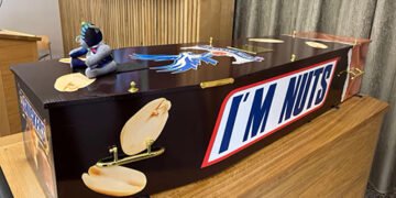 Британця поховали в труні у формі батончика Sniсkers: це була його остання воля