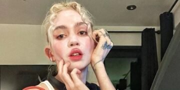 Співачка Граймс розповіла, що їй діагностували аутизм та  РДУГ 