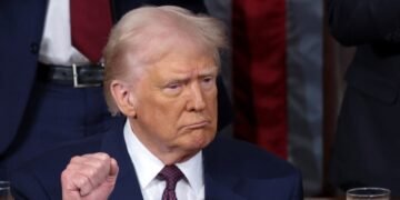 Трамп пригрозил России крупномасштабными санкциями и тарифами за бомбардировки Украины