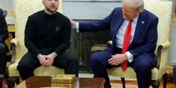 США не надаватимуть Україні військову допомогу, поки Трамп не переконається, що Зеленський підтримує мирні переговори з Росією, – WSJ