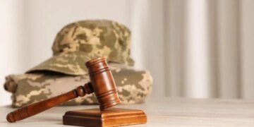 “Не трогайте брата!”: раненый военный с лопатой бросился на полицию