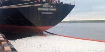 Иностранное судно вылило пальмовое масло в Черное море: расследование набирает обороты