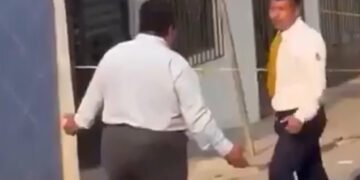У Мексиці двоє працівників похоронних бюро побилися на вулиці через загиблого. ВІДЕО