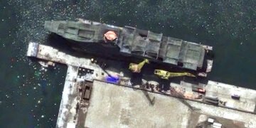 Для ураження цілей на суші та на морі: супутники зафіксували, як КНДР будує величезний ракетний фрегат, – CNN