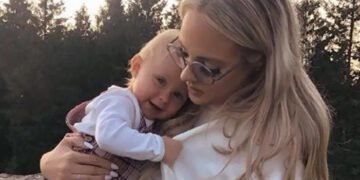 Пуповину перерізала ножицями для брів: британка не знала, що вона вагітна, поки не народила