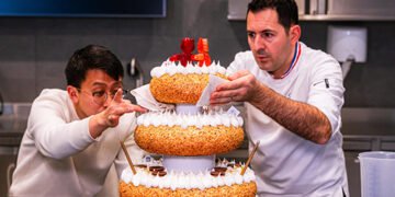 Смачний, корисний та ще й розважає публіку: в Італії створили роботизований торт