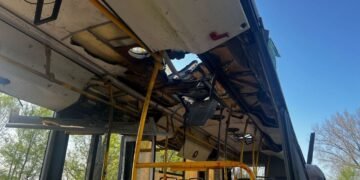 РФ вдарила дроном по автобусу у Марганці на Дніпропетровщині: 9 загиблих, 30 постраждалих. ФОТО