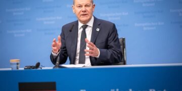 У Німеччині оштрафували чоловіка, який проник у кортеж Шольца і обійняв його