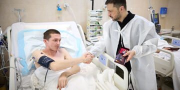 Зеленський відвідав госпіталь у Дніпрі та вручив нагороди пораненим бійцям