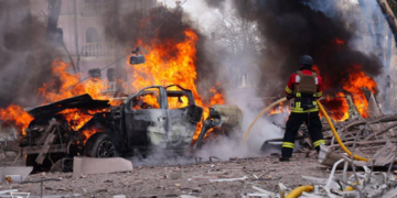 “Тільки сволота так може діяти”, – Зеленський жорстко відреагував на удар РФ по Сумах, відомо про понад 20 загиблих