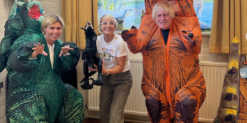 Борис Джонсон показався в мережі в костюмі динозавра. ФОТО