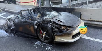 Японець десять років економив, щоб купити машину своєї мрії, а вона згоріла через годину