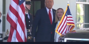 Мелоні прибула до Білого дому на зустріч з Трампом