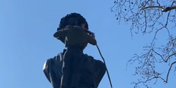 В Одесі активісти накинули зашморг на пам’ятник Пушкіну