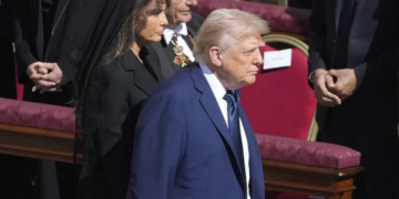 Костюм, але не той: Трамп на похороні Папи Римського порушив дрес-код