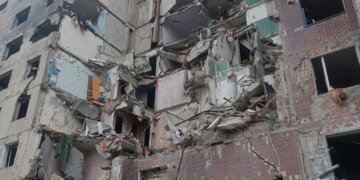 Новые детали авиаудара по Константиновке: спасатели извлекают людей из-под руин. ФОТО