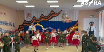 Детей в Мариуполе заставляют маршировать в военной форме и петь о “тени войны”