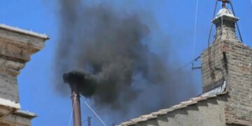 Новый Папа Римский не избран: черный дым во второй раз