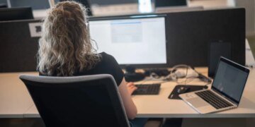 Средняя зарплата в Украине растет на 500 грн третий месяц подряд