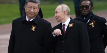 «Покусывал губу и сжимал кулак», – эксперт по языку тела рассказал, как Путин ежился под взглядом Си