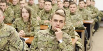 Парни могут поступать в вузы только с военно-учетным документом: что изменилось в 2025