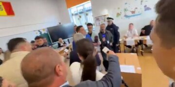 В Румынии полиция выгнала кандидатов с участка во время выборов. ВИДЕО