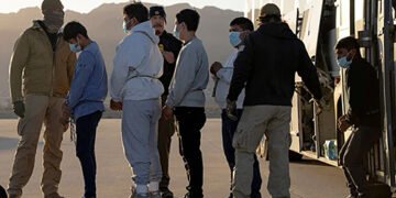 Не як “голодні ігри”: у США планують запустити телевізійне шоу, де іммігранти будуть змагатися за громадянство, – WSJ