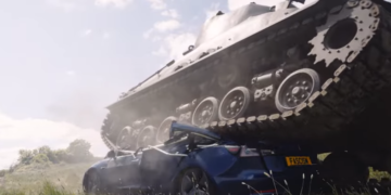 98-річний ветеран Другої світової війни на танку розчавив Tesla. ВІДЕО