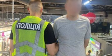 В киевском ТРЦ – резня: мужчина ударил другого ножом