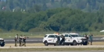 В Канаде мужчина угнал пассажирский самолет