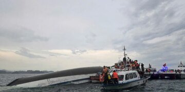 Во Вьетнаме перевернулся прогулочный катер с туристами: погибли более 30 человек