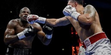 Усик уничтожил Дюбуа в пятом раунде: ВИДЕО нокаута