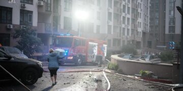 В Киеве из-за российского удара погиб человек, огонь охватил жилые дома, рынок, садик и гаражи. ВИДЕО
