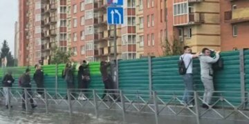 Природная «бавовна»: ливень заставил москвичей карабкаться по заборам. ВИДЕО