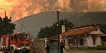 Температура +40°C затрудняет тушение масштабного пожара в Греции
