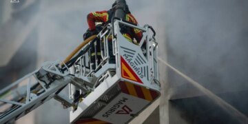 Утром по Сумам нанесен удар: спасатели работают на месте