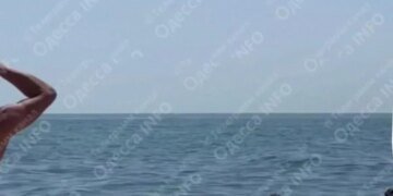 В Одессе пляжи полны людей во время атаки дронов: в ВМС сделали предупреждение. ВИДЕО