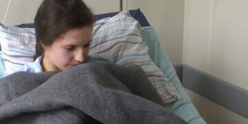 Девушка упала с девятого этажа во время атаки на Киев и выжила. ВИДЕО