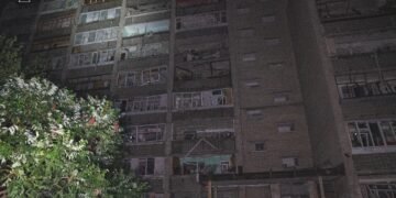 Авіаудар РФ по Сумах: пошкоджені багатоповерхівки та торгівельний центр, є поранені, серед них – дитина. ФОТО