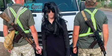 На Одещині затримали чоловіка, який хотів перетнути кордон у перуці та атласній сукні. ВІДЕО