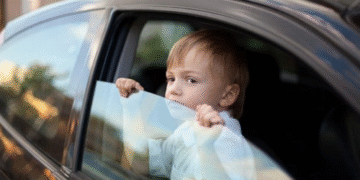 В Івано-Франківську жінка закрила в машині немовля під час спеки: подробиці