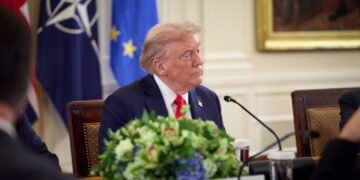 У Білому домі хочуть провести тристоронню зустріч Зеленського, Трампа і Путіна в Будапешті – Politico