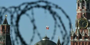 Танки вместо холодильников: автопром, стройка и легпром в РФ уходят в пике