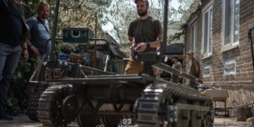 Спасают раненых и помогают в разведке: военные показали, как «держат фронт» с роботами