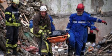 В Киеве продолжают доставать тела людей из-под завалов, количество жертв возросло. ФОТО