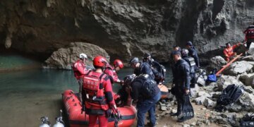 Китайский дайвер выжил пять дней в подводной пещере, питаясь сырой рыбой