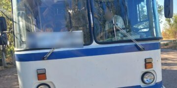 Под Херсоном дрон попал в автобус с мирными жителями